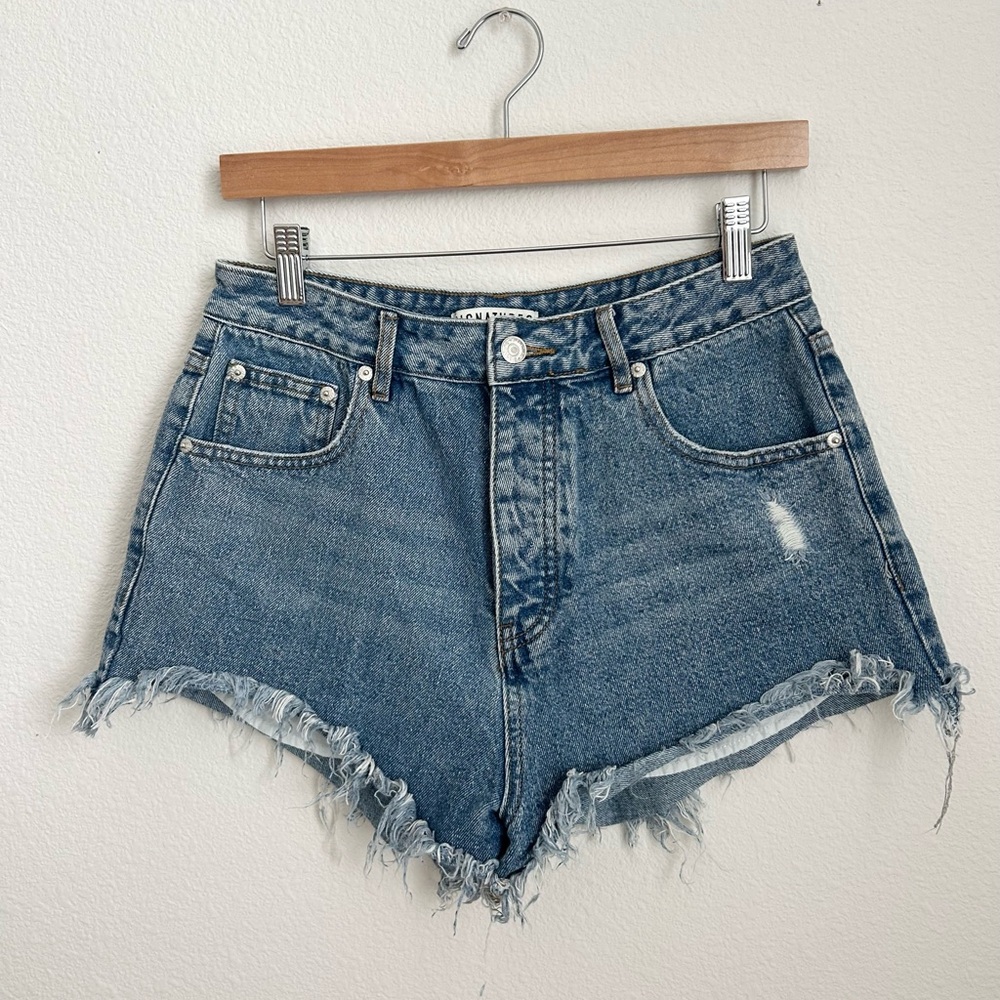 Signature 8 High Rise Shorts